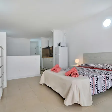 Floor Studio, Pools, Fast Internet, Parking