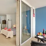 Floor Studio, Pools, Fast Internet, Parking דירה