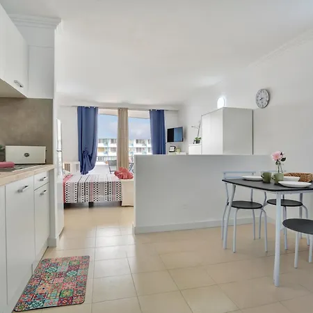 Floor Studio, Pools, Fast Internet, Parking 아파트