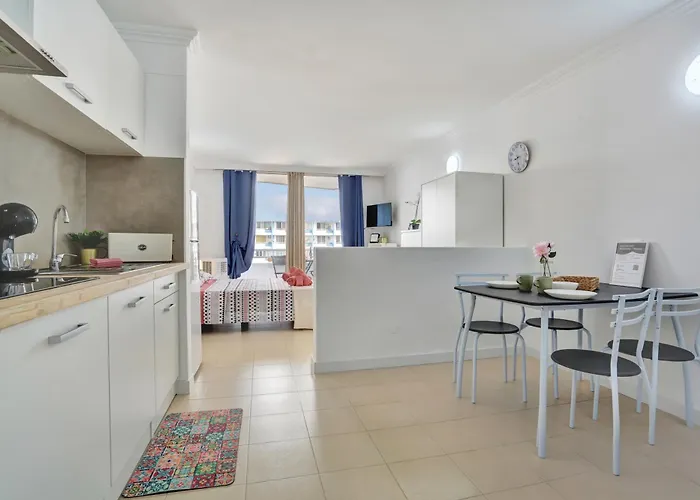 Floor Studio, Pools, Fast Internet, Parking Appartement